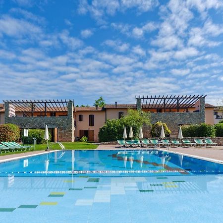 Golf Residenza Aparthotel Peschiera del Garda Exterior photo