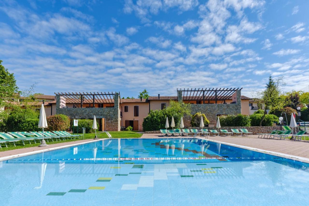 Golf Residenza Aparthotel Peschiera del Garda Exterior photo