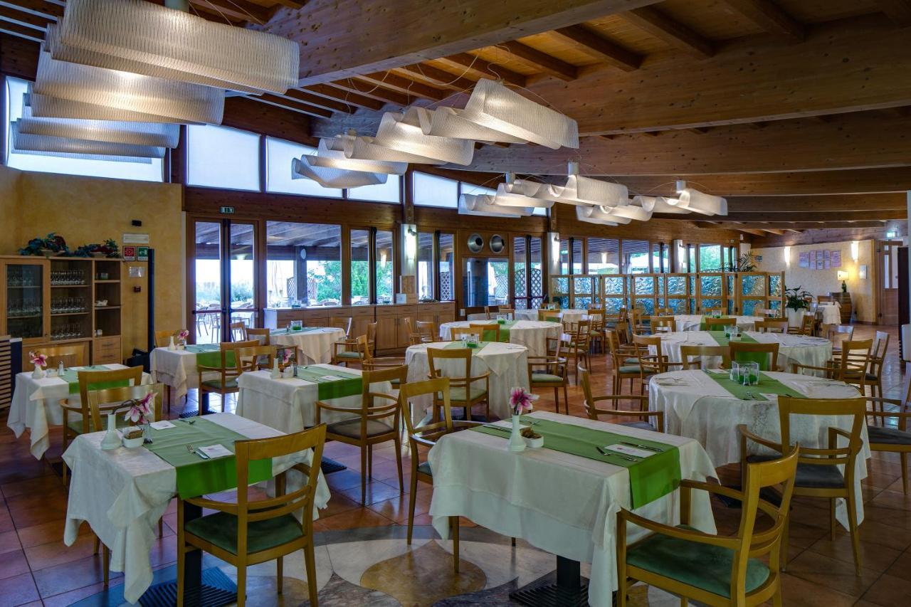 Golf Residenza Aparthotel Peschiera del Garda Exterior photo